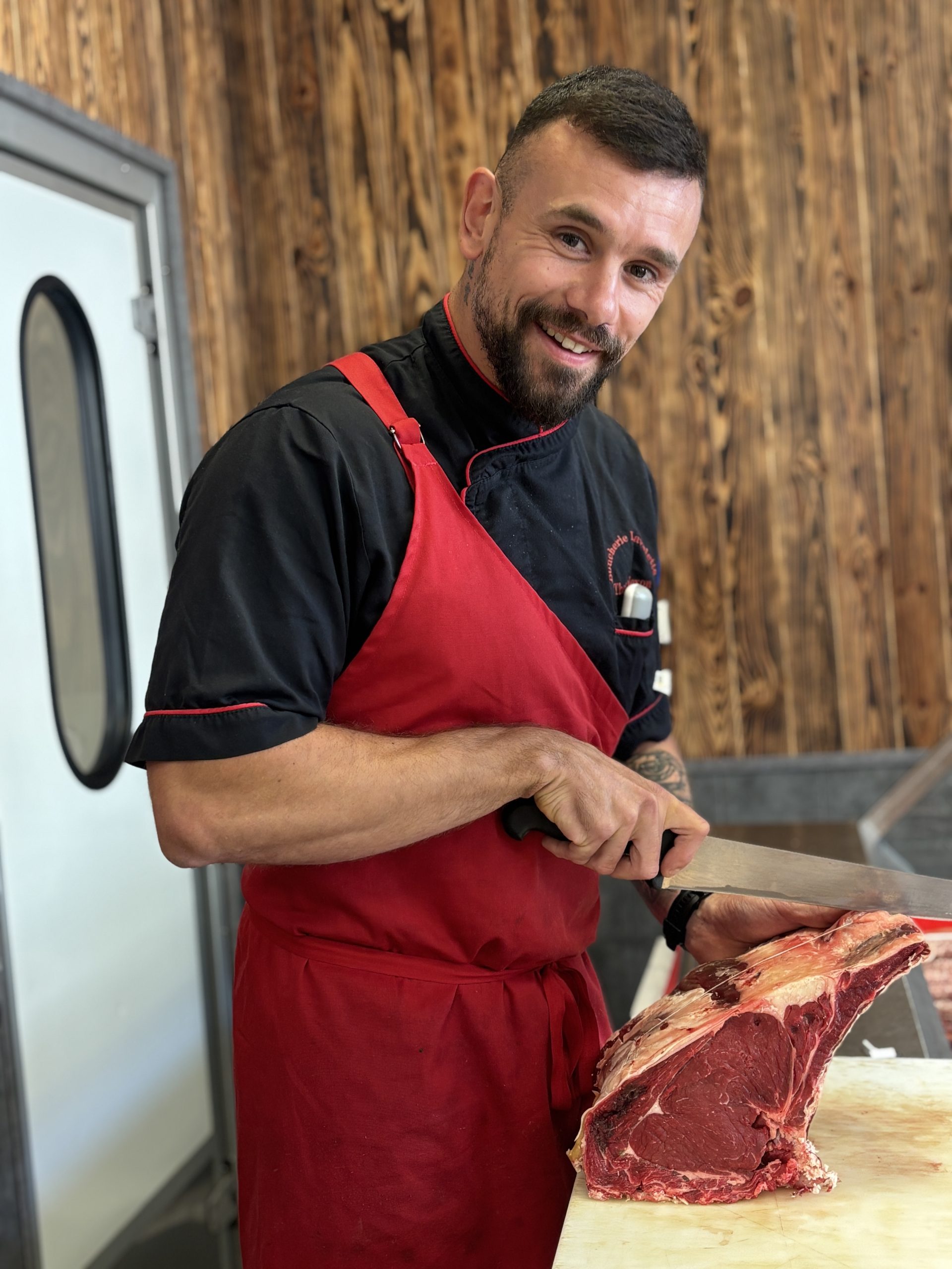 Mathieu avec plateau de viandes pour préparer un barbecue Boucherie maury